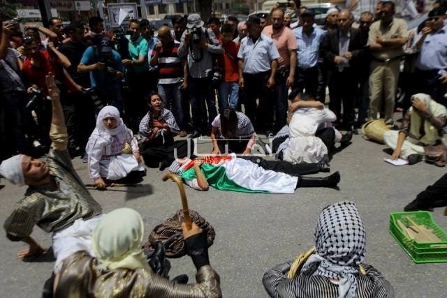 فرقة سفراء فلسطين في لوحة مسرحية في ذكرى النكبة على دوار لمنارة